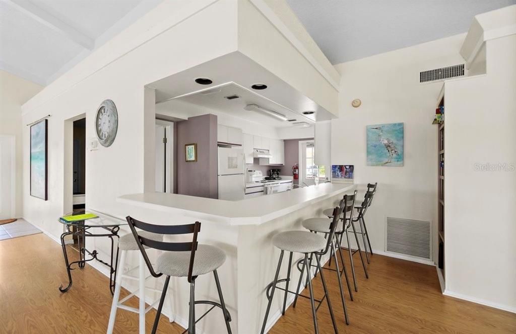 На продажу: $339,000 (2 спален, 2 ванн, 1140 Квадратных фут)