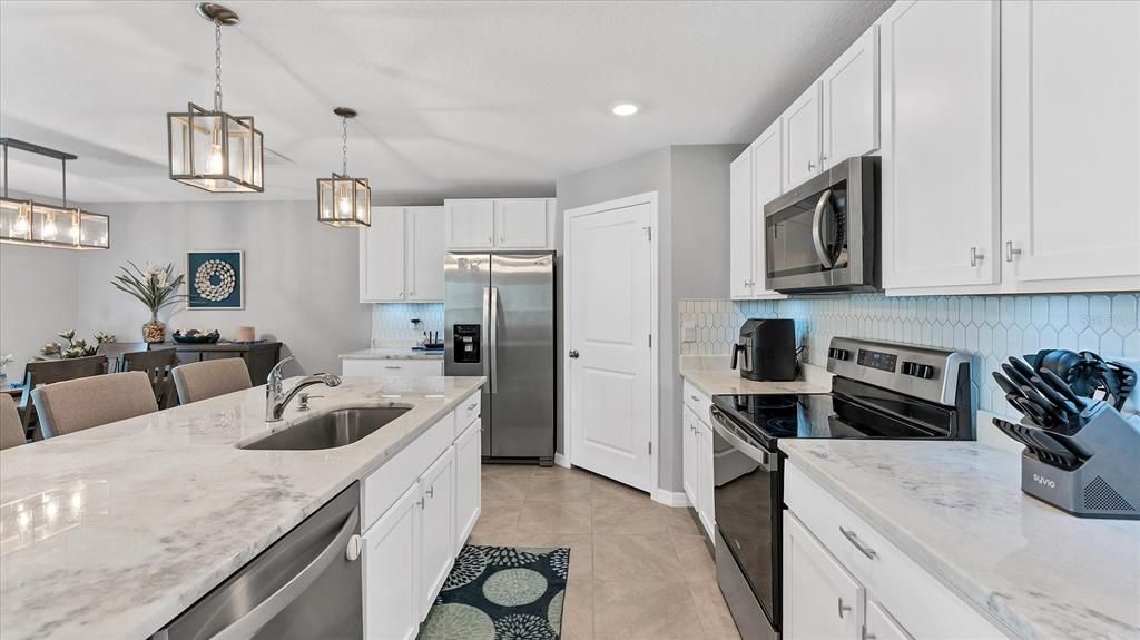 待售: $425,000 (4 贝兹, 2 浴室, 1828 平方英尺)