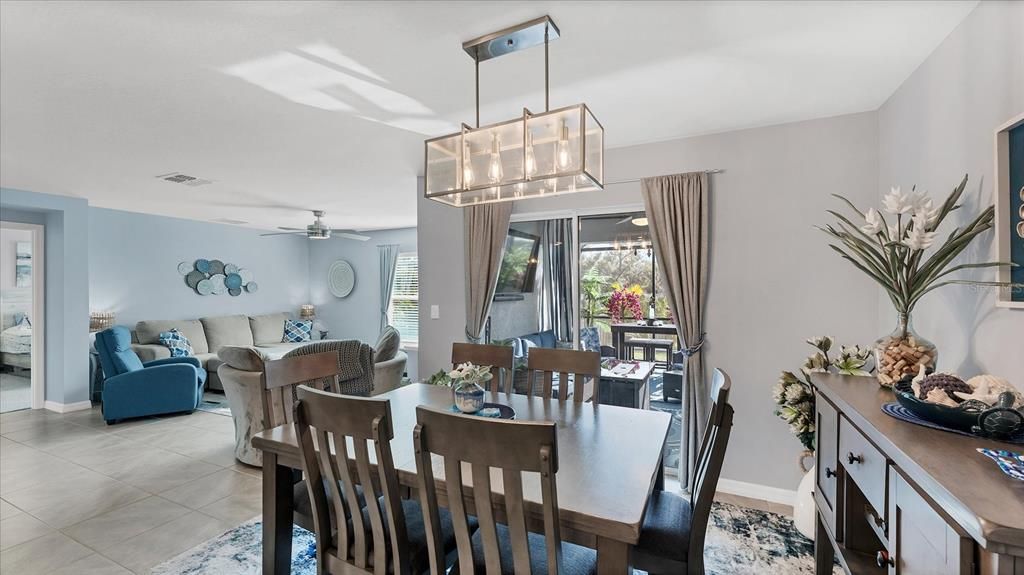 待售: $425,000 (4 贝兹, 2 浴室, 1828 平方英尺)