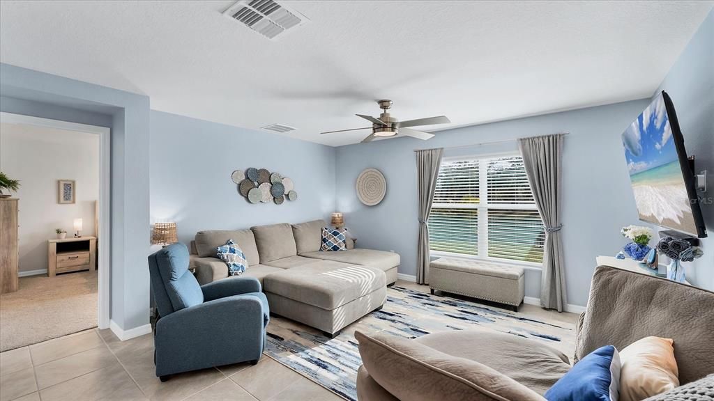 待售: $425,000 (4 贝兹, 2 浴室, 1828 平方英尺)