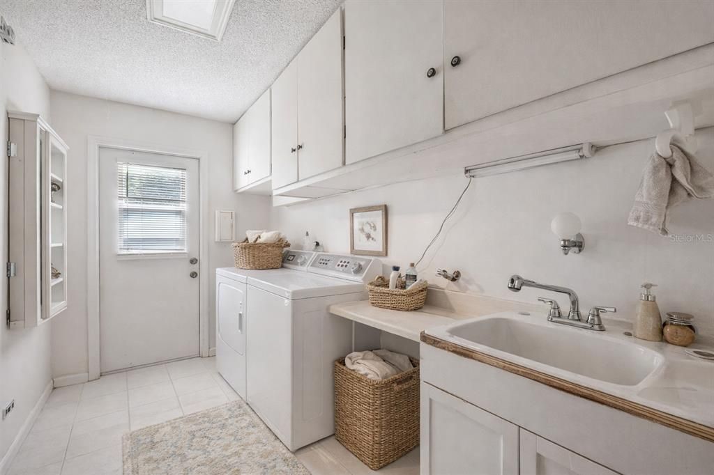 For Sale: $410,000 (3 beds, 2 baths, 1678 Square Feet)