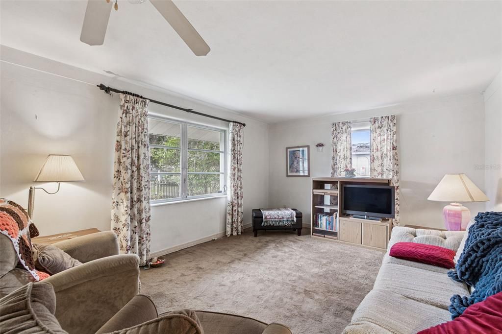 For Sale: $159,900 (2 beds, 1 baths, 1085 Square Feet)