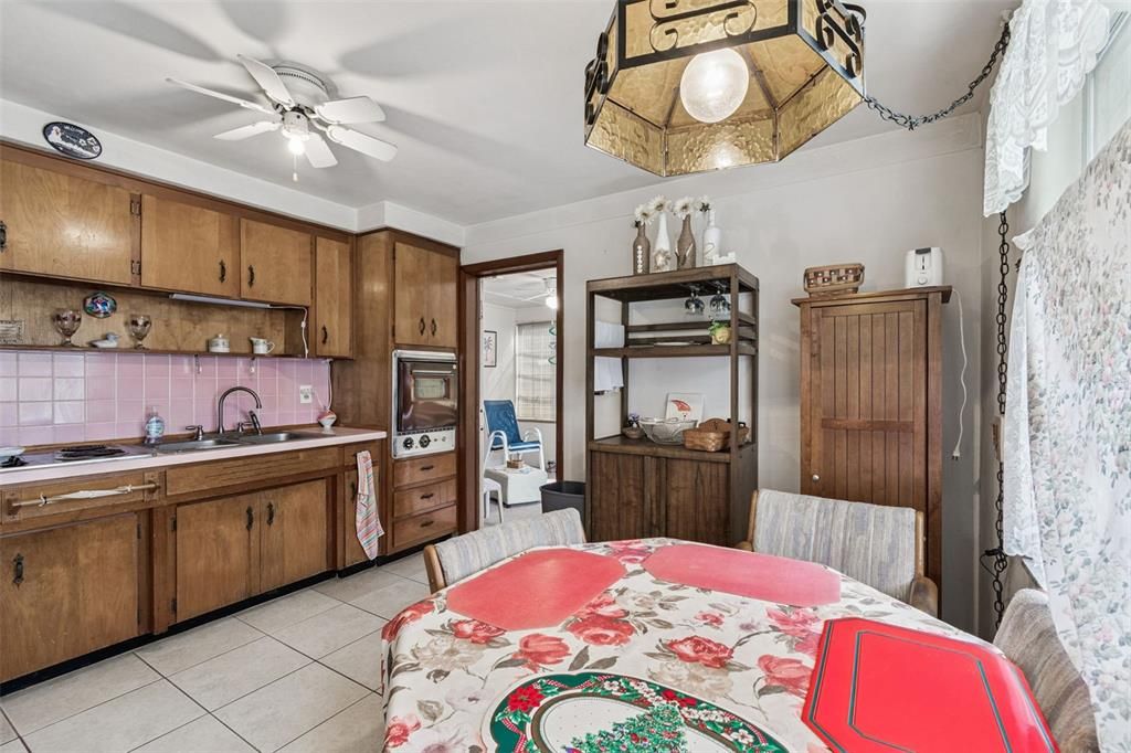 For Sale: $159,900 (2 beds, 1 baths, 1085 Square Feet)