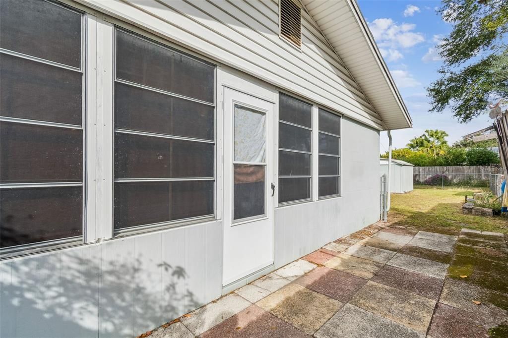 For Sale: $159,900 (2 beds, 1 baths, 1085 Square Feet)