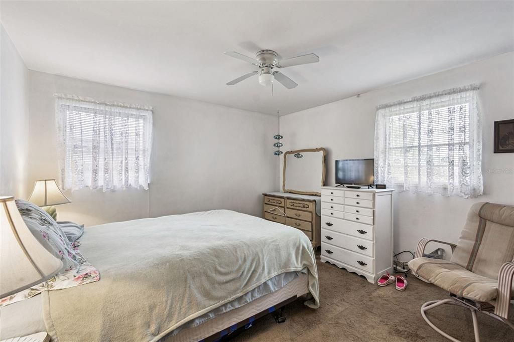 For Sale: $159,900 (2 beds, 1 baths, 1085 Square Feet)