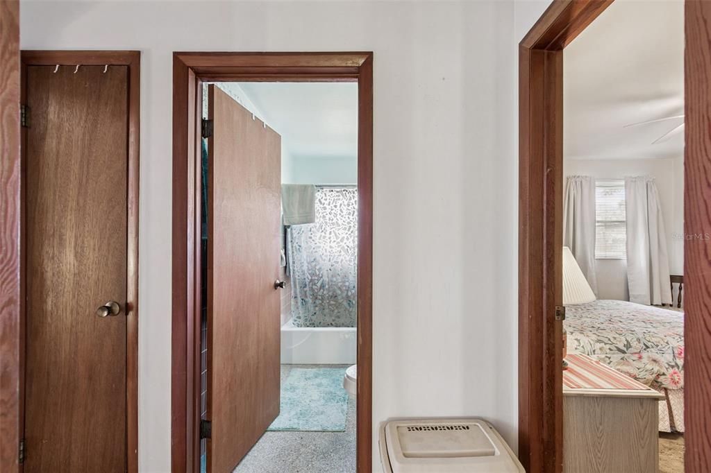 For Sale: $159,900 (2 beds, 1 baths, 1085 Square Feet)