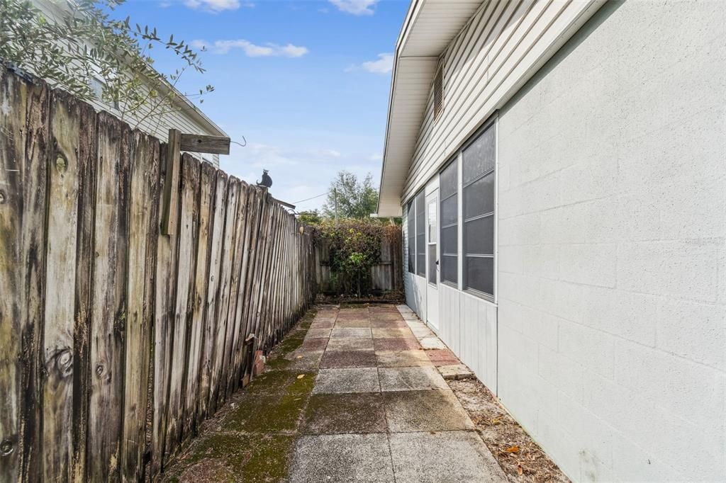 For Sale: $159,900 (2 beds, 1 baths, 1085 Square Feet)