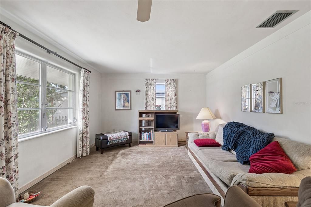 For Sale: $159,900 (2 beds, 1 baths, 1085 Square Feet)