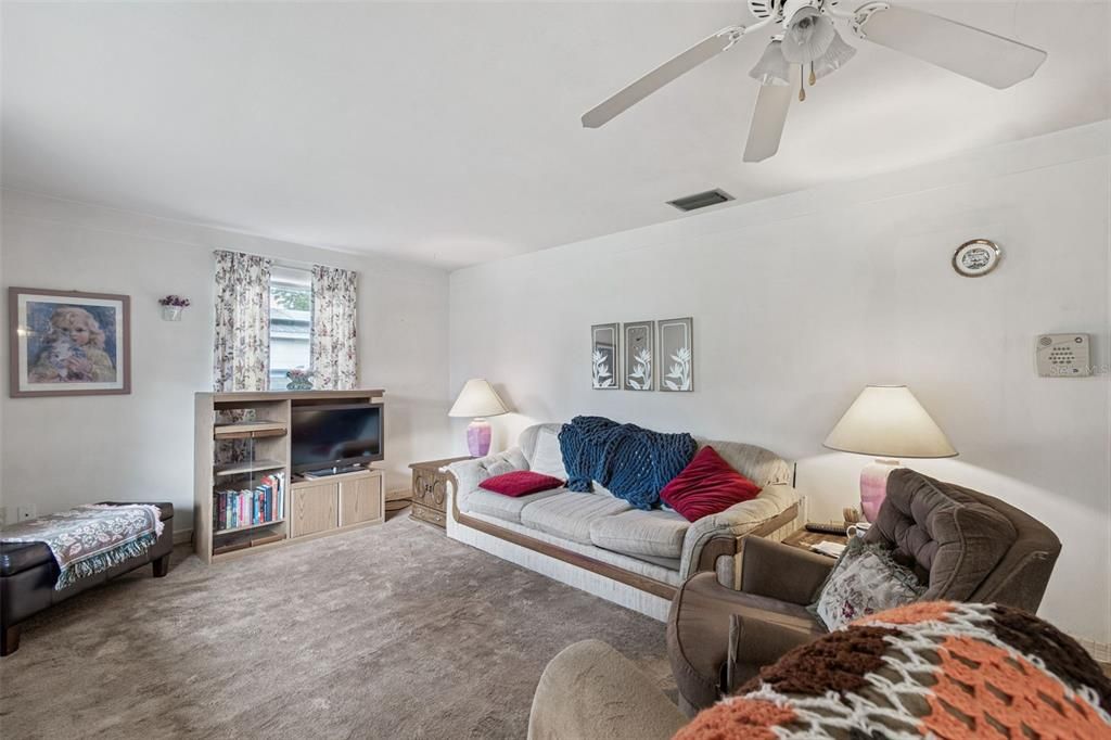 For Sale: $159,900 (2 beds, 1 baths, 1085 Square Feet)