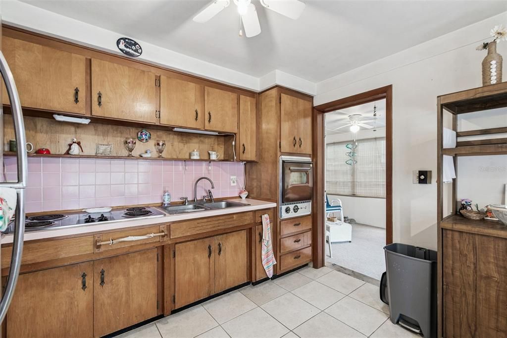 For Sale: $159,900 (2 beds, 1 baths, 1085 Square Feet)