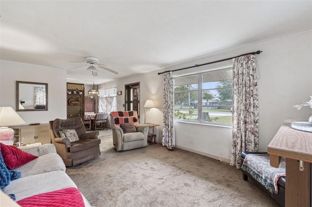 For Sale: $159,900 (2 beds, 1 baths, 1085 Square Feet)