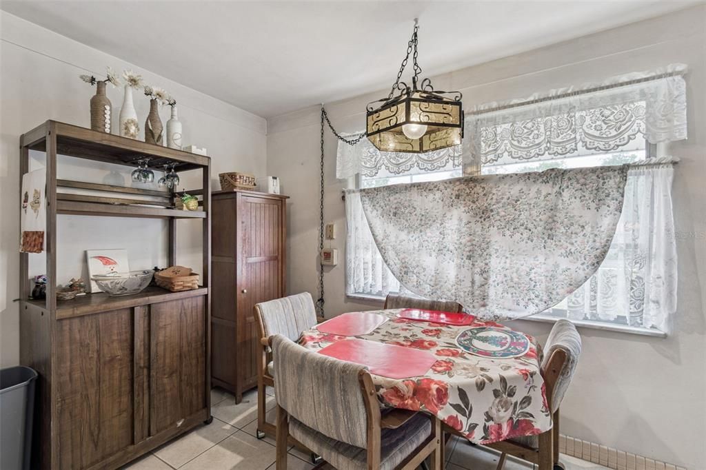 For Sale: $159,900 (2 beds, 1 baths, 1085 Square Feet)