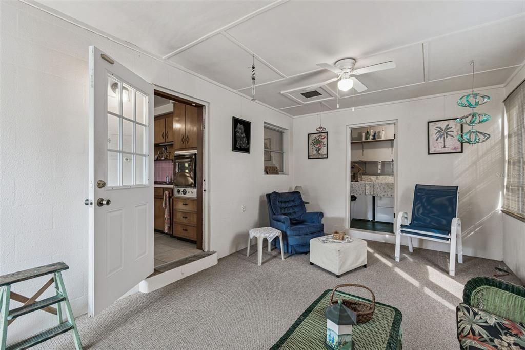 For Sale: $159,900 (2 beds, 1 baths, 1085 Square Feet)