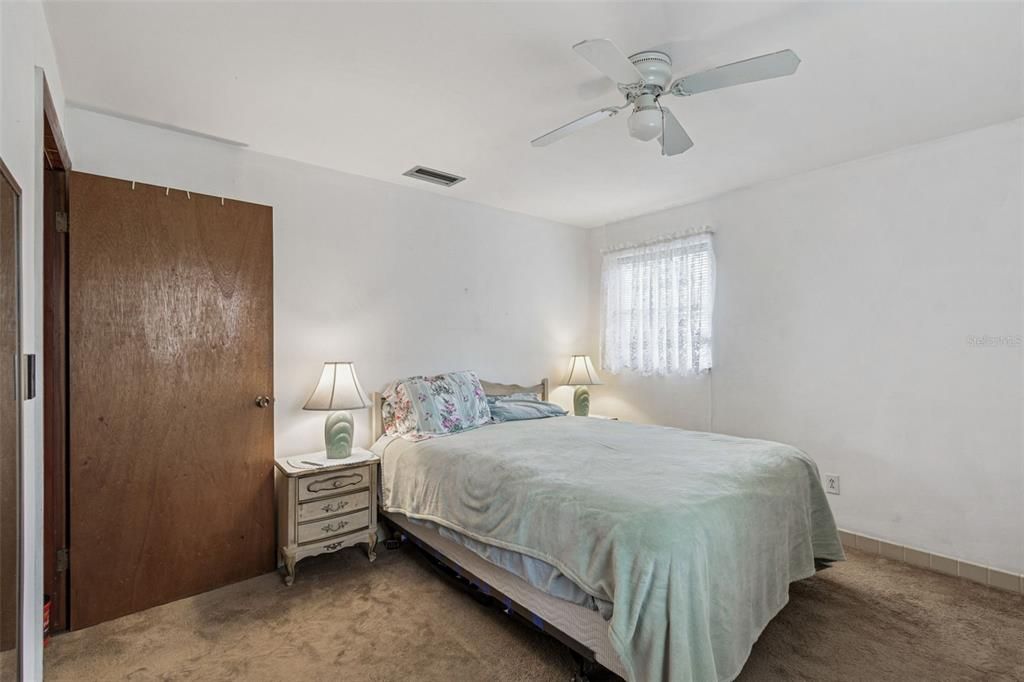 For Sale: $159,900 (2 beds, 1 baths, 1085 Square Feet)