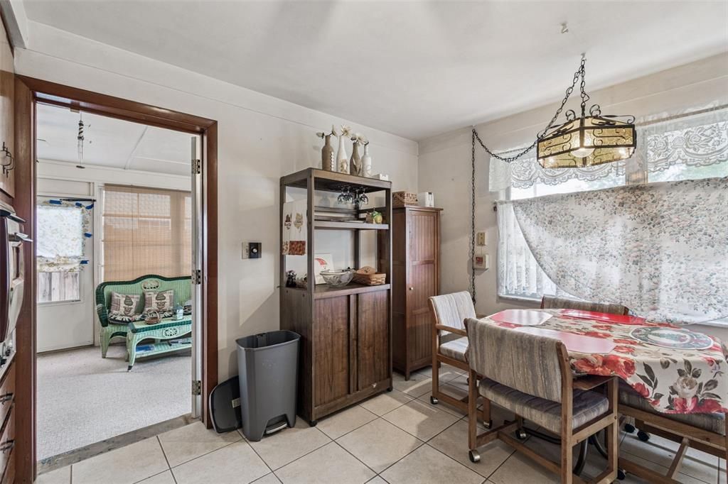 For Sale: $159,900 (2 beds, 1 baths, 1085 Square Feet)