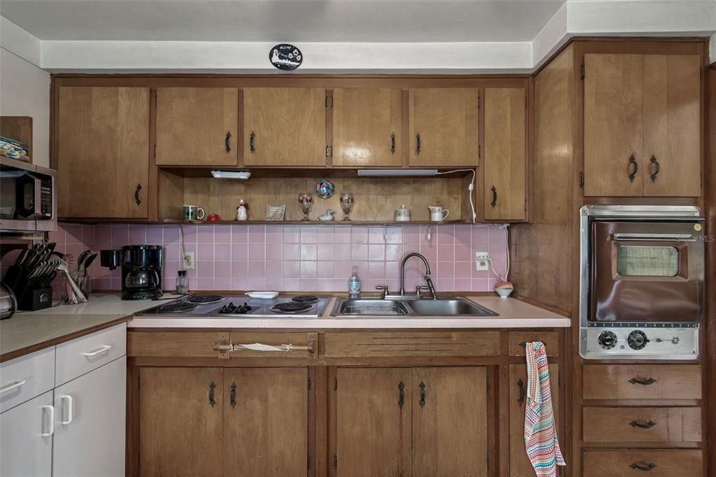 For Sale: $159,900 (2 beds, 1 baths, 1085 Square Feet)