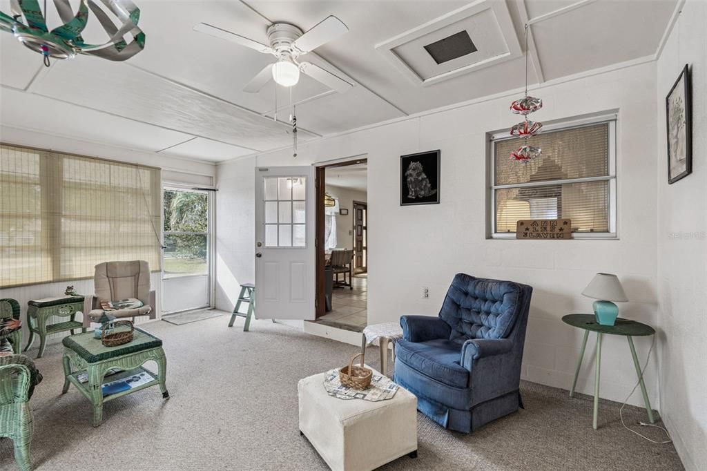 For Sale: $159,900 (2 beds, 1 baths, 1085 Square Feet)