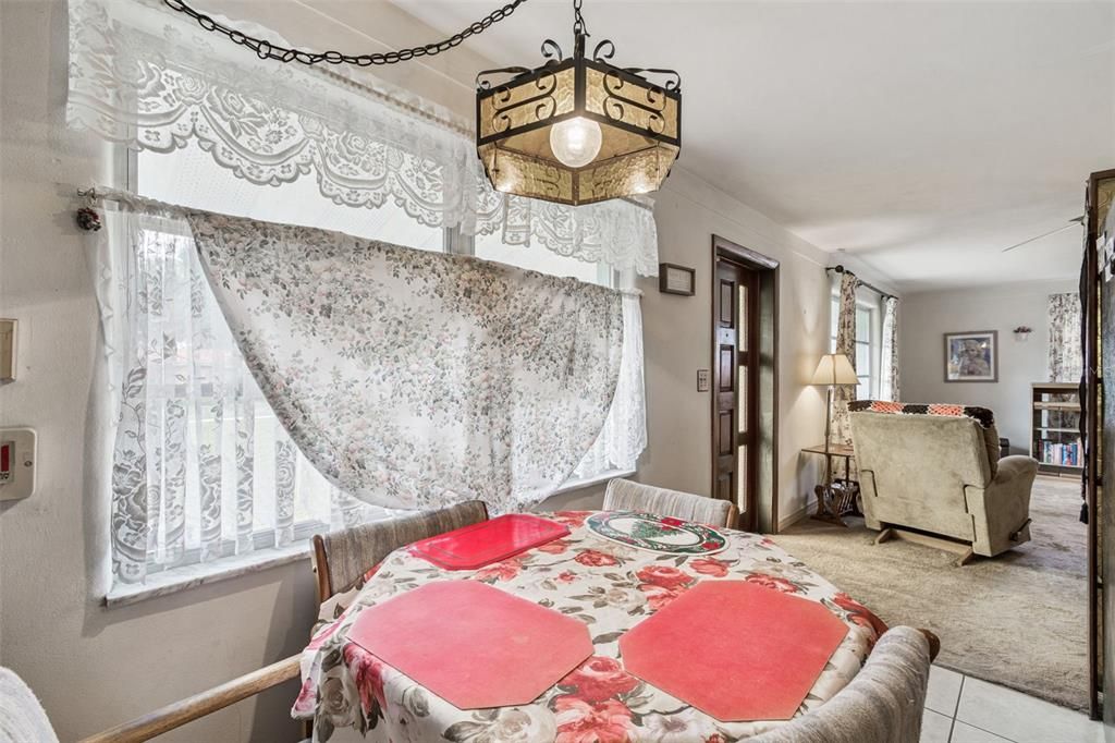 For Sale: $159,900 (2 beds, 1 baths, 1085 Square Feet)