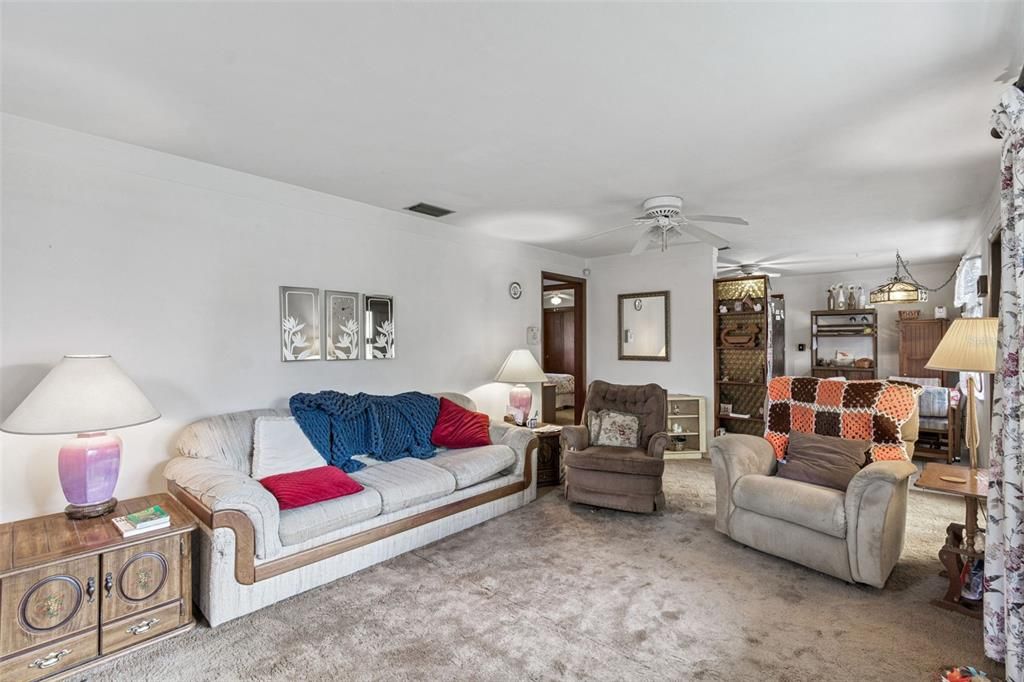 For Sale: $159,900 (2 beds, 1 baths, 1085 Square Feet)