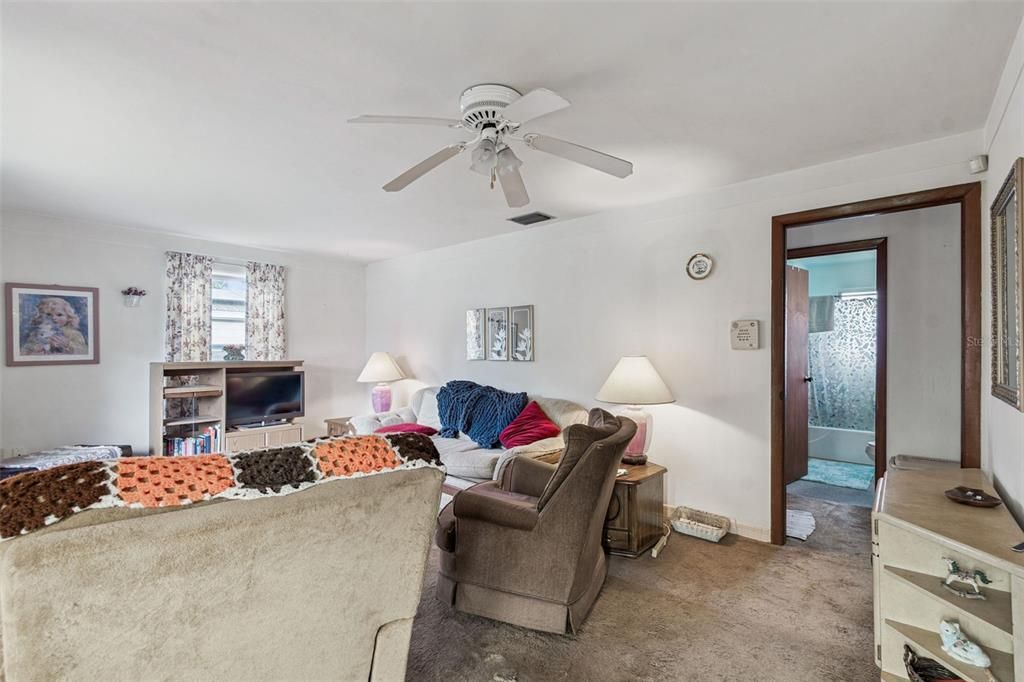 For Sale: $159,900 (2 beds, 1 baths, 1085 Square Feet)