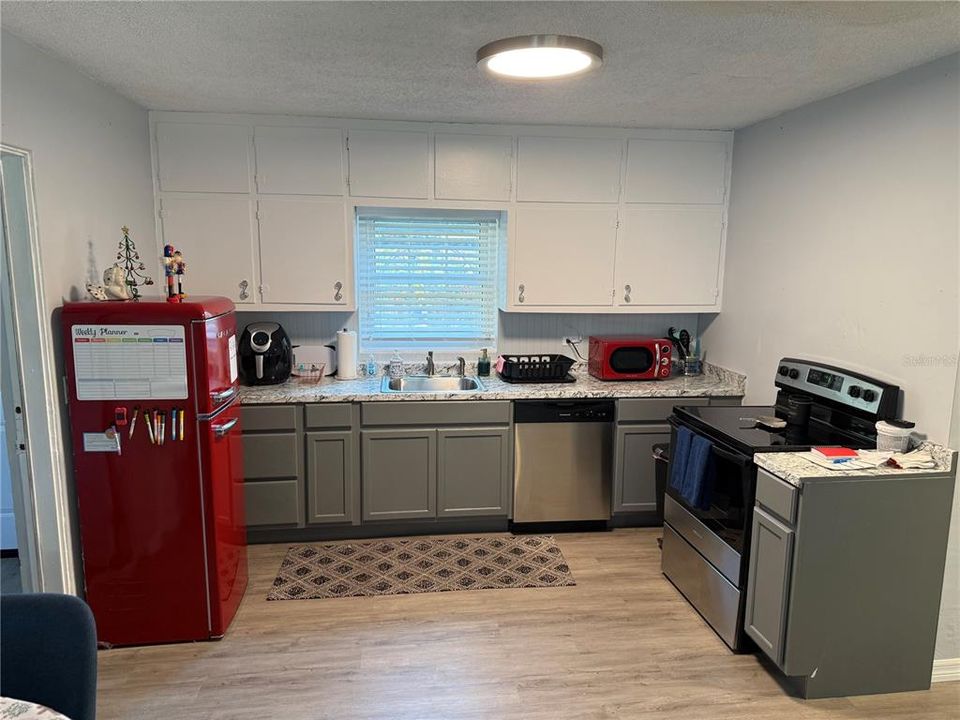 待售: $260,000 (2 贝兹, 1 浴室, 945 平方英尺)