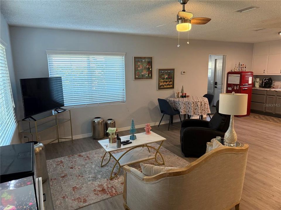 待售: $260,000 (2 贝兹, 1 浴室, 945 平方英尺)