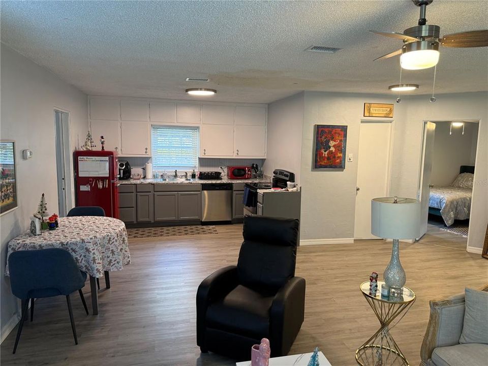 待售: $260,000 (2 贝兹, 1 浴室, 945 平方英尺)