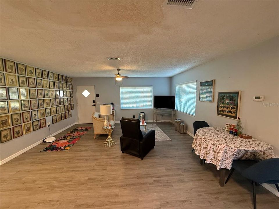 待售: $260,000 (2 贝兹, 1 浴室, 945 平方英尺)