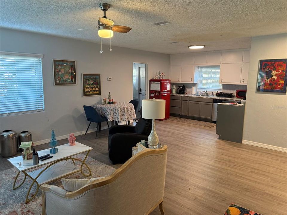 待售: $260,000 (2 贝兹, 1 浴室, 945 平方英尺)