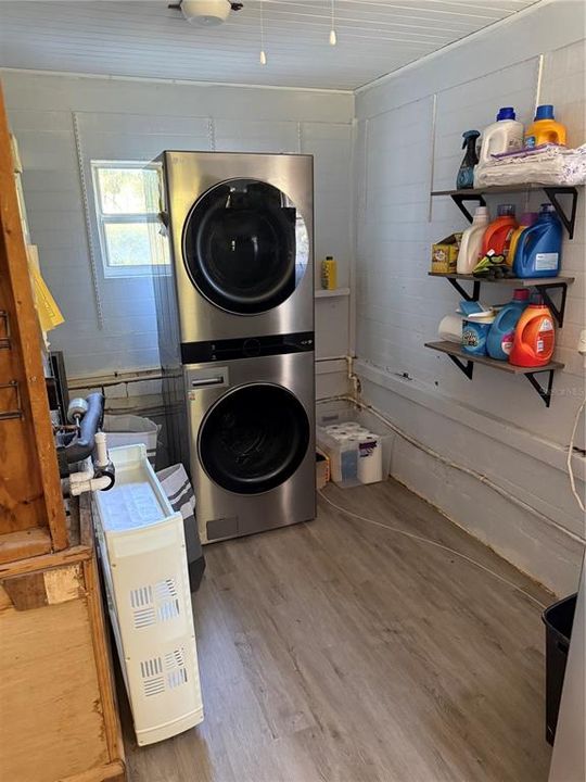 待售: $260,000 (2 贝兹, 1 浴室, 945 平方英尺)