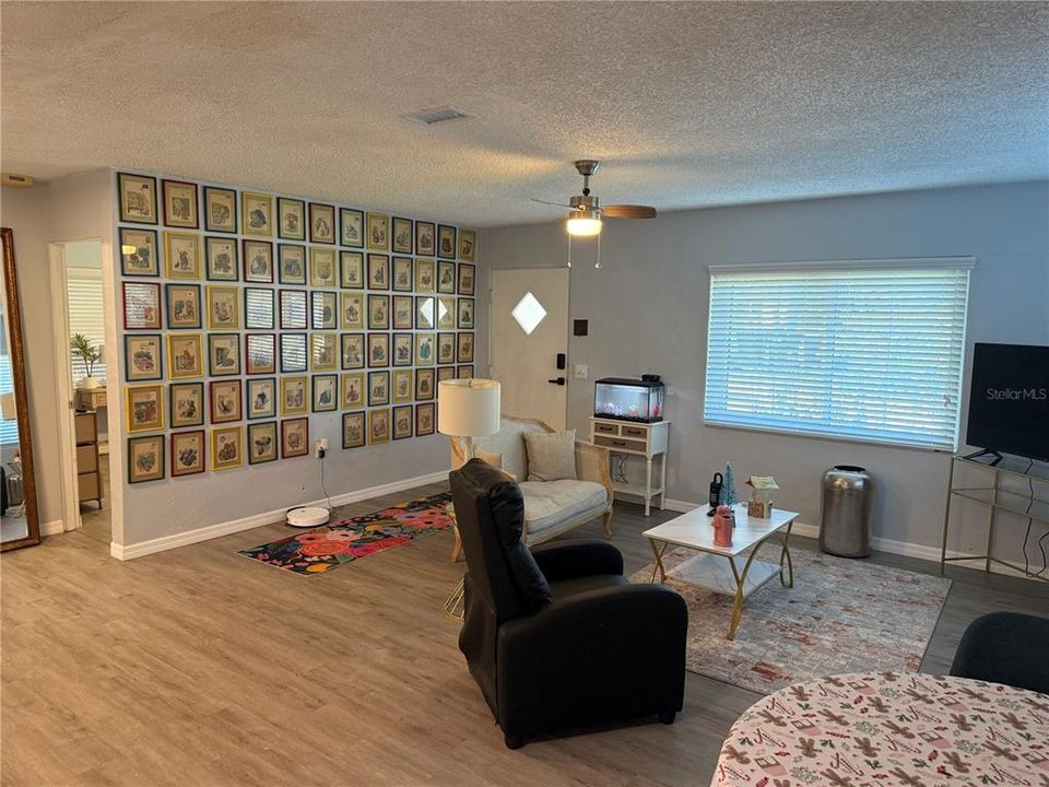 待售: $260,000 (2 贝兹, 1 浴室, 945 平方英尺)