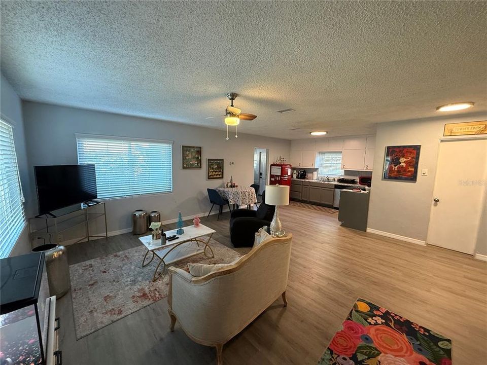 待售: $260,000 (2 贝兹, 1 浴室, 945 平方英尺)