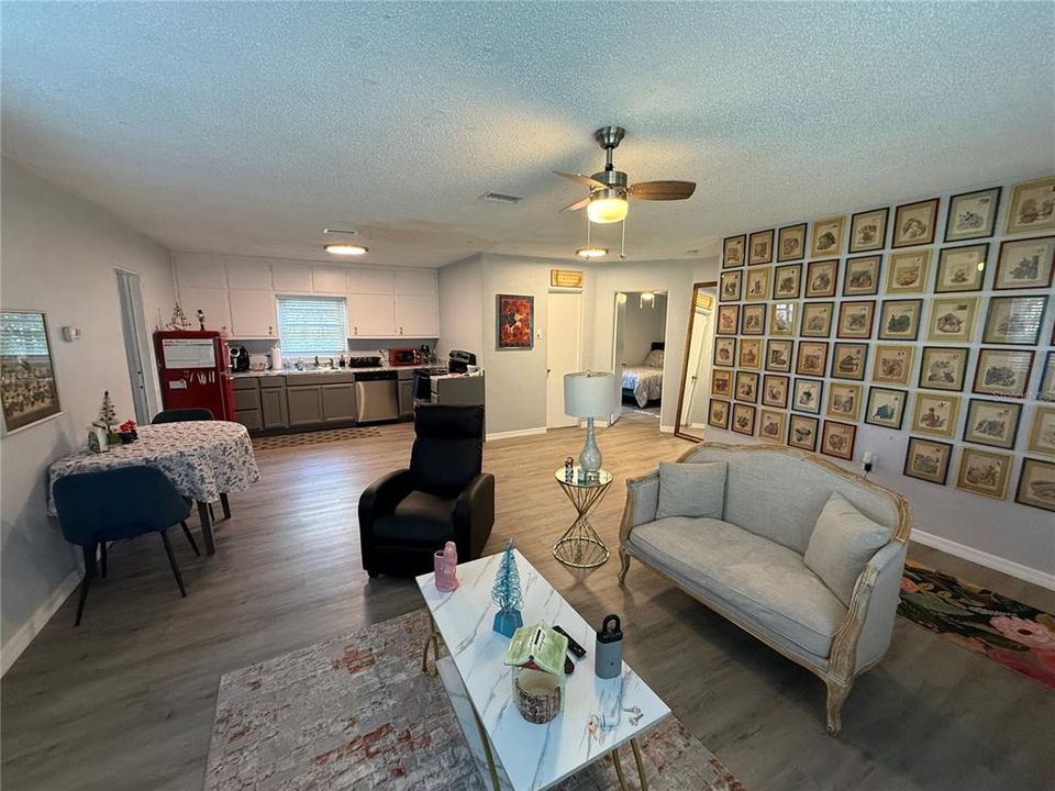 待售: $260,000 (2 贝兹, 1 浴室, 945 平方英尺)