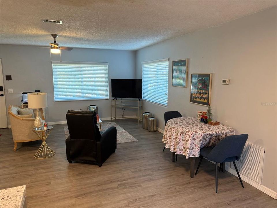 待售: $260,000 (2 贝兹, 1 浴室, 945 平方英尺)