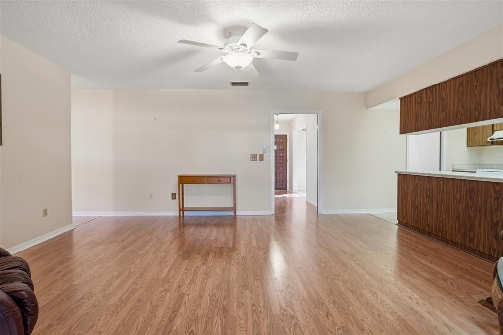 待售: $430,000 (4 贝兹, 2 浴室, 2113 平方英尺)