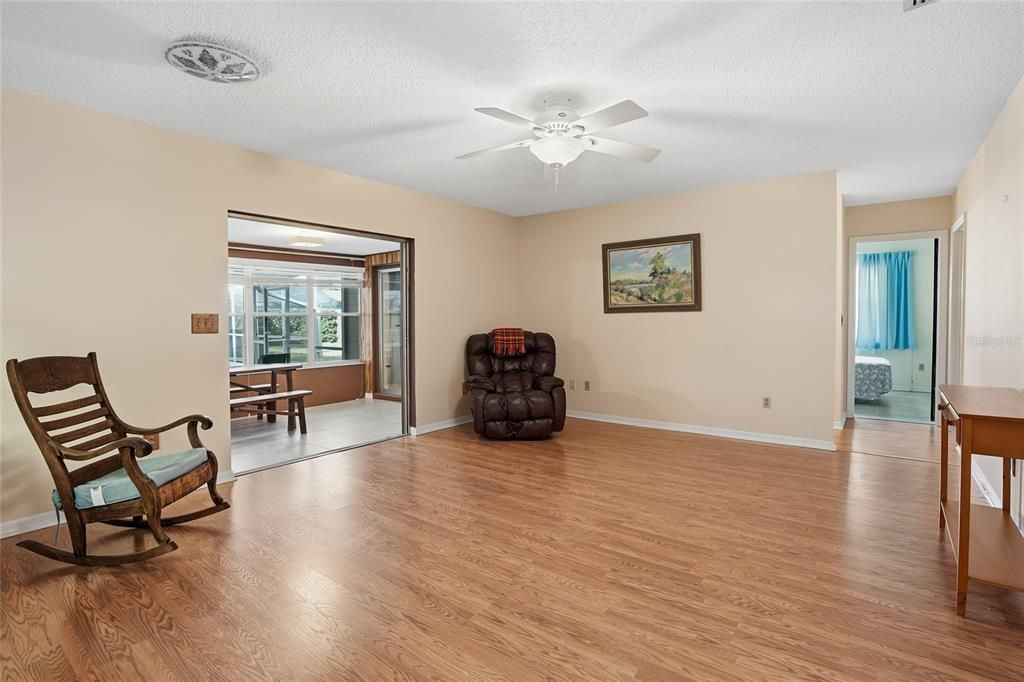 待售: $430,000 (4 贝兹, 2 浴室, 2113 平方英尺)