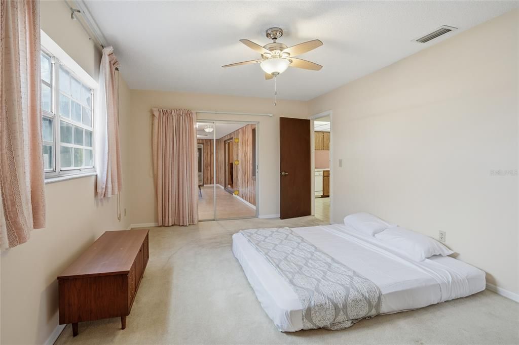 待售: $430,000 (4 贝兹, 2 浴室, 2113 平方英尺)