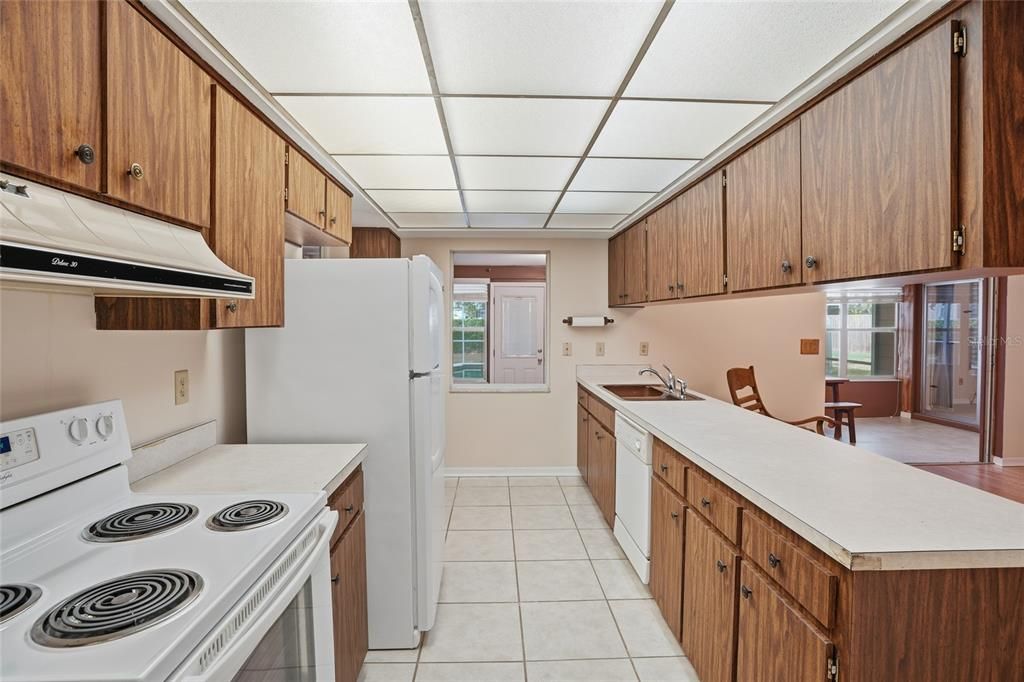 待售: $430,000 (4 贝兹, 2 浴室, 2113 平方英尺)