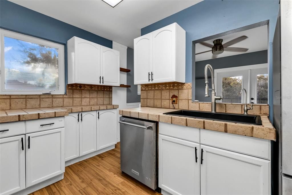 待售: $250,000 (2 贝兹, 1 浴室, 1152 平方英尺)