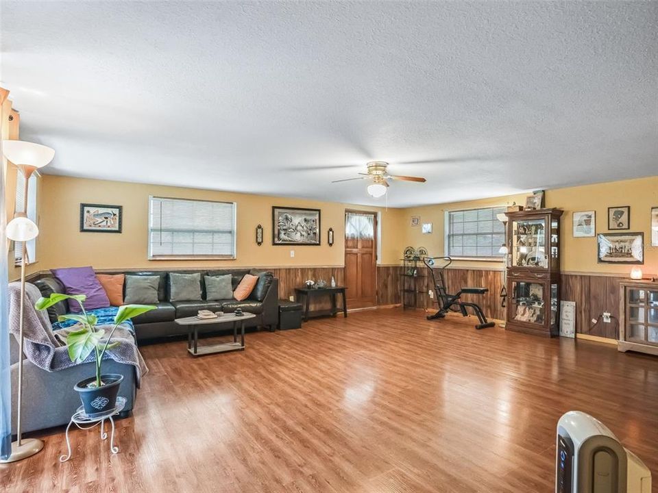 For Sale: $165,000 (2 beds, 1 baths, 1376 Square Feet)