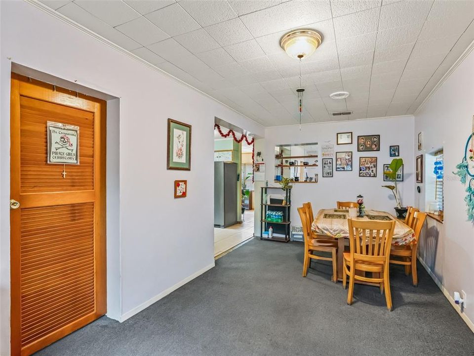 For Sale: $165,000 (2 beds, 1 baths, 1376 Square Feet)