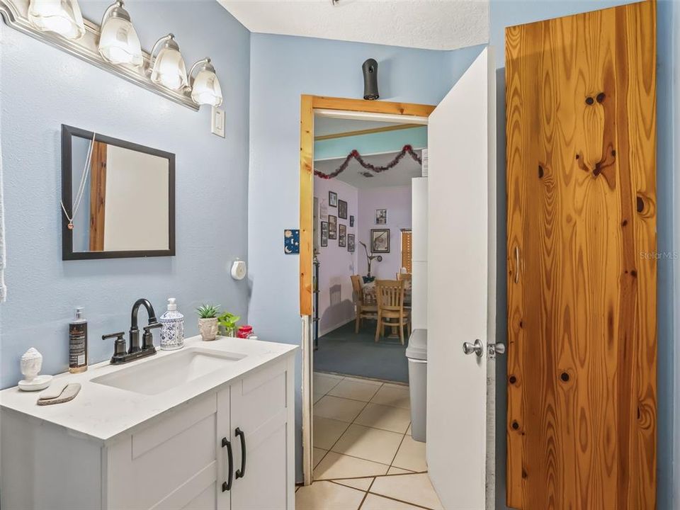 For Sale: $165,000 (2 beds, 1 baths, 1376 Square Feet)