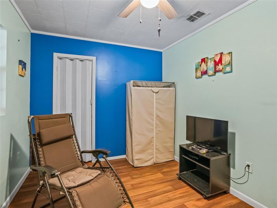 For Sale: $165,000 (2 beds, 1 baths, 1376 Square Feet)