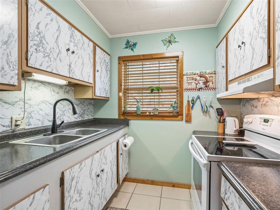 For Sale: $165,000 (2 beds, 1 baths, 1376 Square Feet)