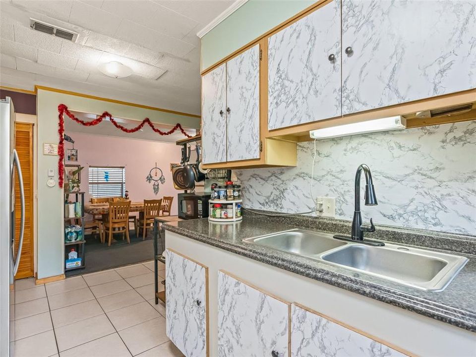 For Sale: $165,000 (2 beds, 1 baths, 1376 Square Feet)