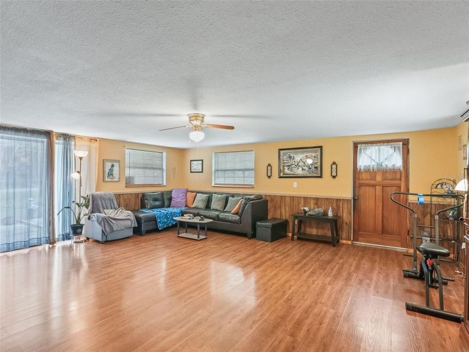 For Sale: $165,000 (2 beds, 1 baths, 1376 Square Feet)