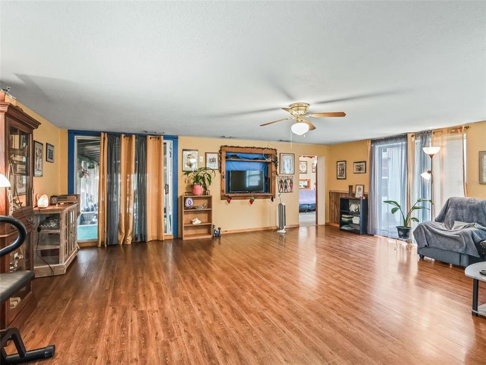 For Sale: $165,000 (2 beds, 1 baths, 1376 Square Feet)