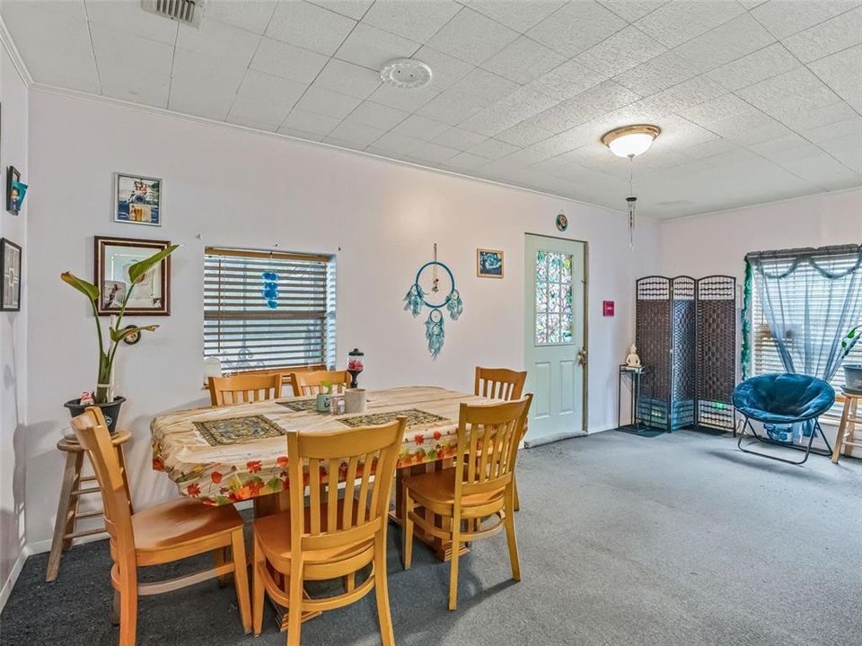 For Sale: $165,000 (2 beds, 1 baths, 1376 Square Feet)