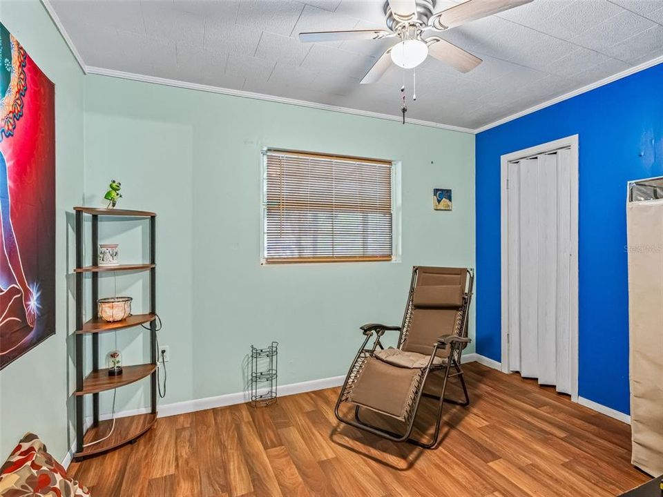 For Sale: $165,000 (2 beds, 1 baths, 1376 Square Feet)