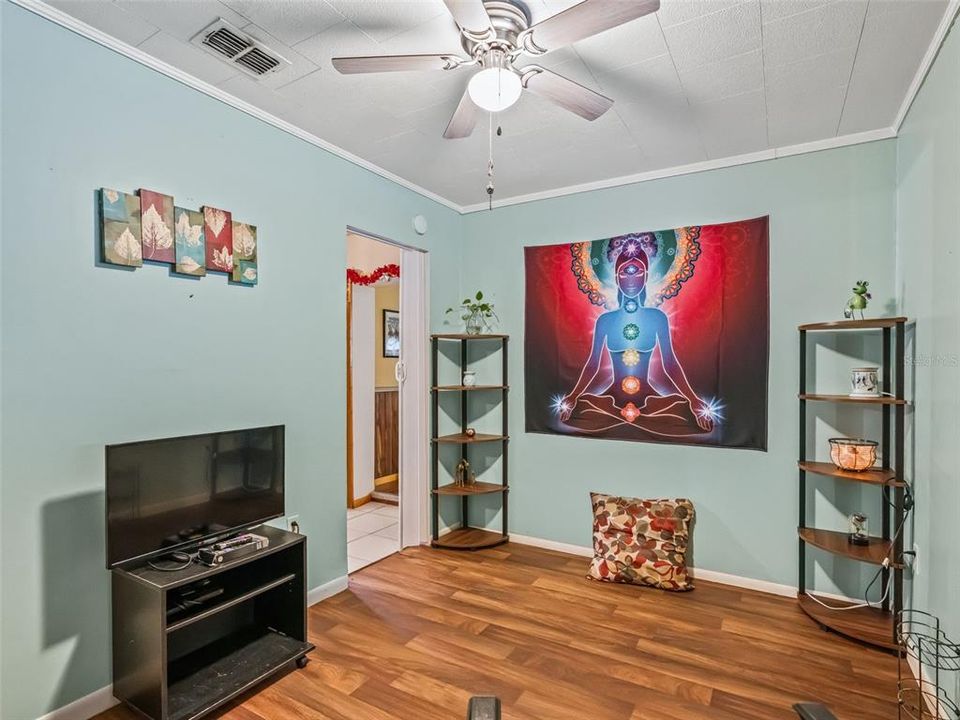 For Sale: $165,000 (2 beds, 1 baths, 1376 Square Feet)